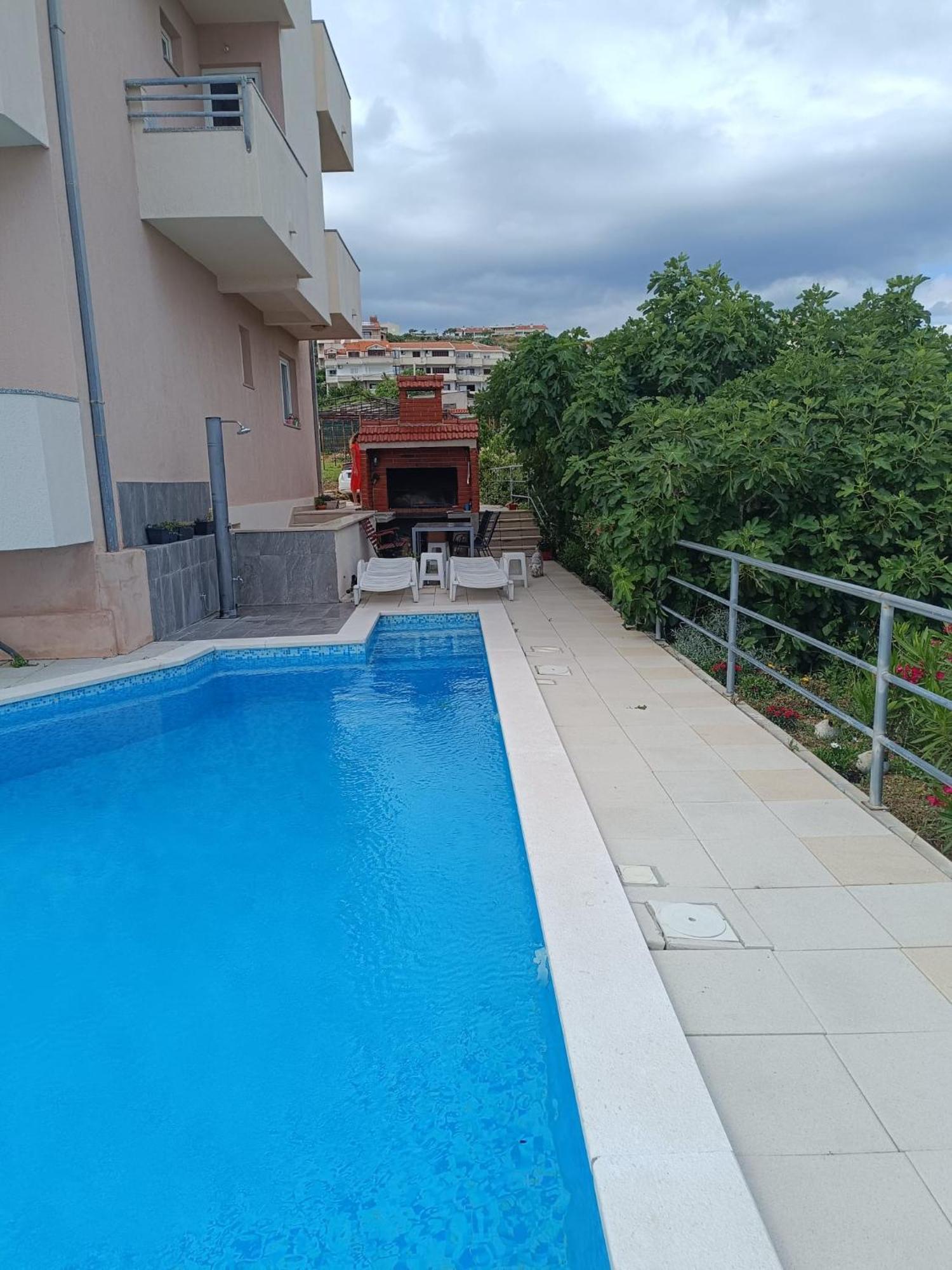 Apartment Lo - With Swimming Pool Split Exteriör bild